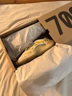 Adidas Yeezy 700 V3 Safflower (US10 / EU 44), Kleding | Heren, Schoenen, Overige kleuren, Nieuw, Ophalen of Verzenden, Sneakers of Gympen