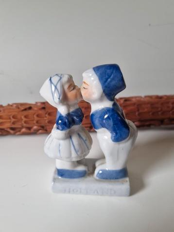 Delfts Blauw Kussend Paartje Beeldje Holland beschikbaar voor biedingen