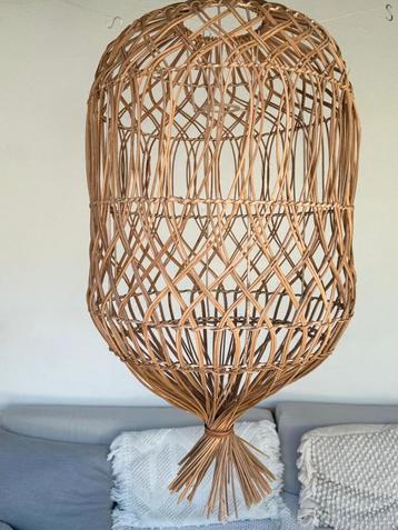 Rotan lamp beschikbaar voor biedingen