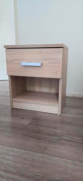Nachtkastje in zeer goede staat te koop  beschikbaar voor biedingen