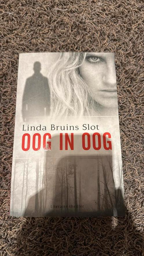 Linda Bruins Slot - Oog in oog, Boeken, Thrillers, Zo goed als nieuw, Nederland, Ophalen of Verzenden
