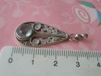Filligrain Zilveren Hanger 1906-1954 uit Zeeuwse Boedel, Ophalen of Verzenden, Zilver, Hanger, Met edelsteen