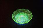glazen schaal, groen oplicht onder UV-licht, Antiek en Kunst, Antiek | Glas en Kristal, Ophalen of Verzenden