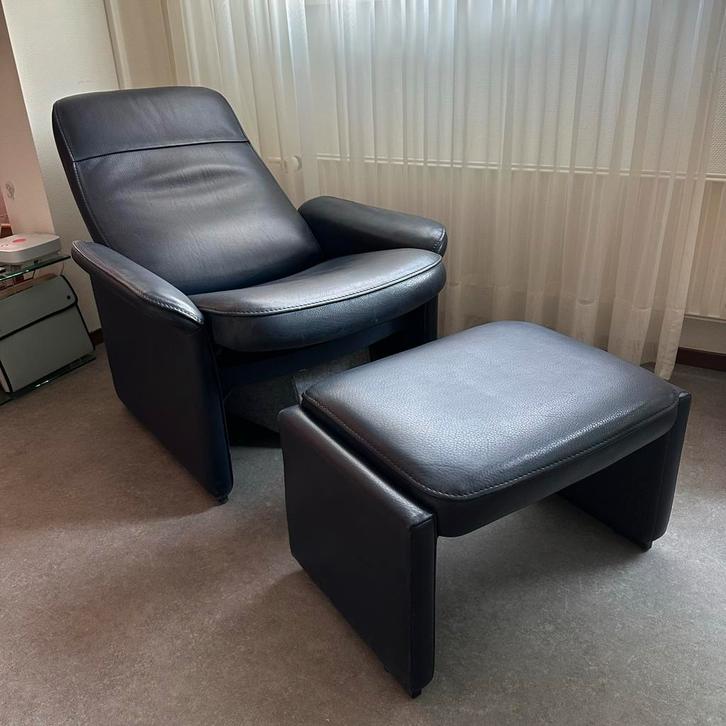 De Sede Relaxfauteuil DS50  + Hocker - Donkerblauw Leder, Huis en Inrichting, Fauteuils, Gebruikt, Leer, 75 tot 100 cm, Ophalen