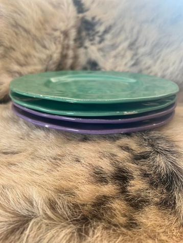 Handgemaakte borden beschikbaar voor biedingen