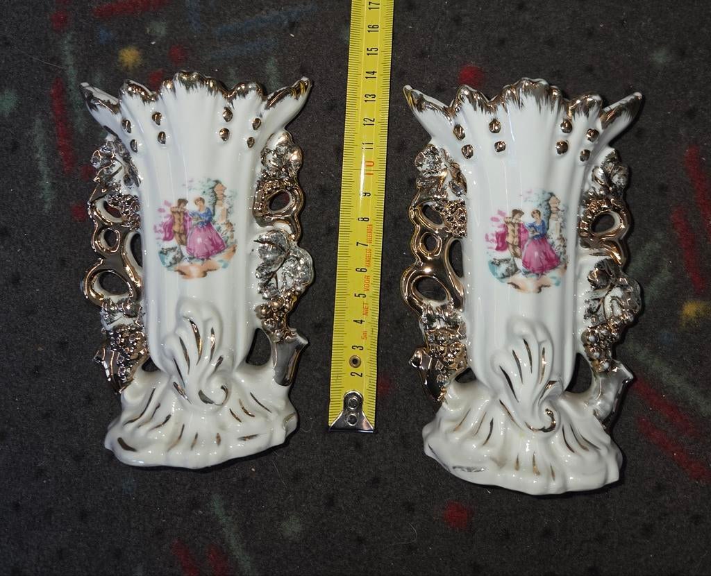 Twee Vintage Porseleinen Vazen met Romantisch Tafereel, Ophalen of Verzenden