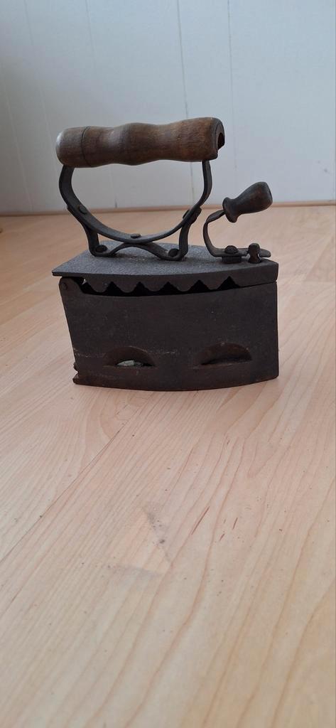 Antieke Kolenstrijkbout / Stoofijzer, Antiek en Kunst, Antiek | Overige Antiek, Ophalen