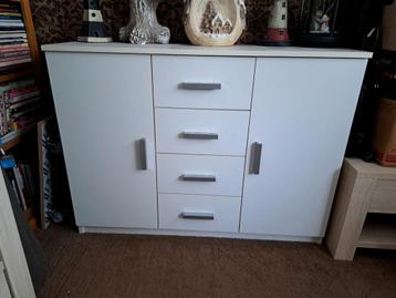 Wit Dressoir met Lades en Deuren beschikbaar voor biedingen