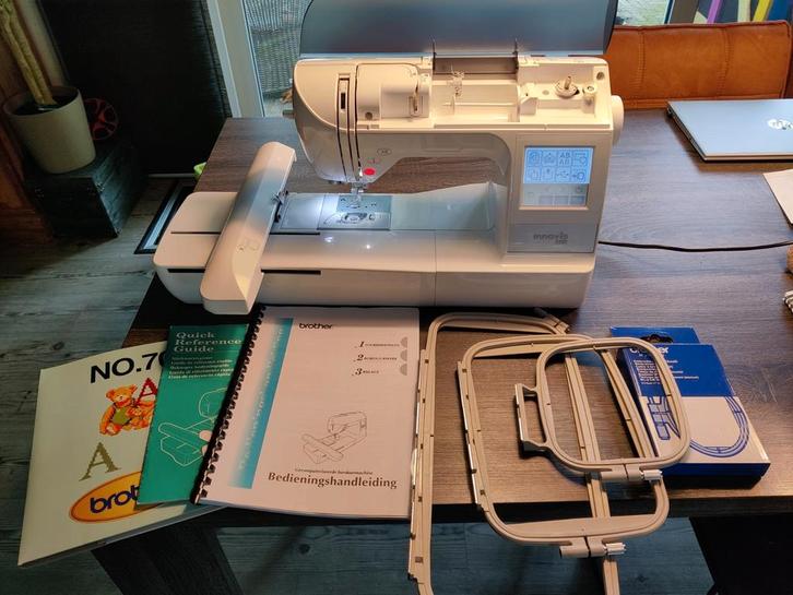 Brother Innov-is 750E Borduurmachine + toebehoren + software, Hobby en Vrije tijd, Borduren en Borduurmachines, Gebruikt, Borduurmachine