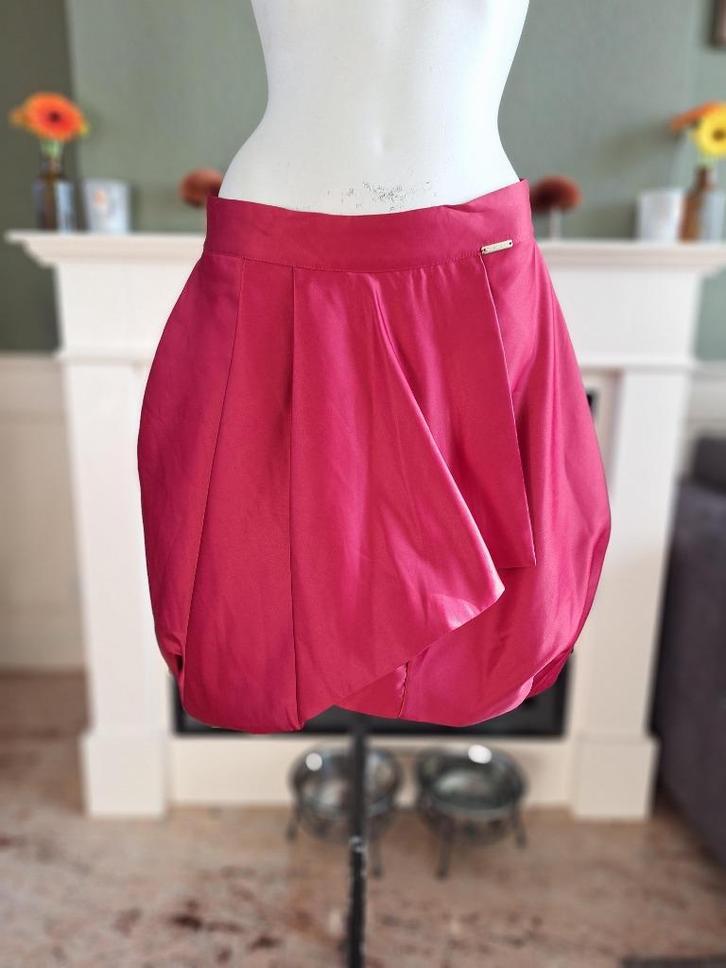 Rinascimento rode tulp rok L / 40 gratis verzenden in NL, Kleding | Dames, Rokken, Zo goed als nieuw, Maat 42/44 (L), Rood, Knielengte