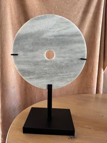 Ornament op voet beschikbaar voor biedingen