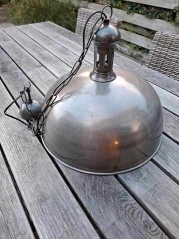 Industriële hanglamp beschikbaar voor biedingen