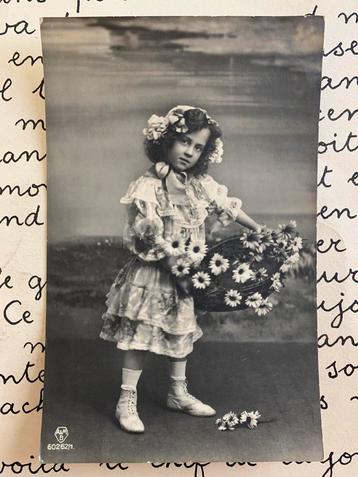 1912 Meisje met mandje bloemen (II) beschikbaar voor biedingen
