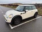 Mini One 1.6 75pk 2011 Wit op winterbanden met zomerset., Auto's, Voorwielaandrijving, Stof, Zwart, 4 stoelen