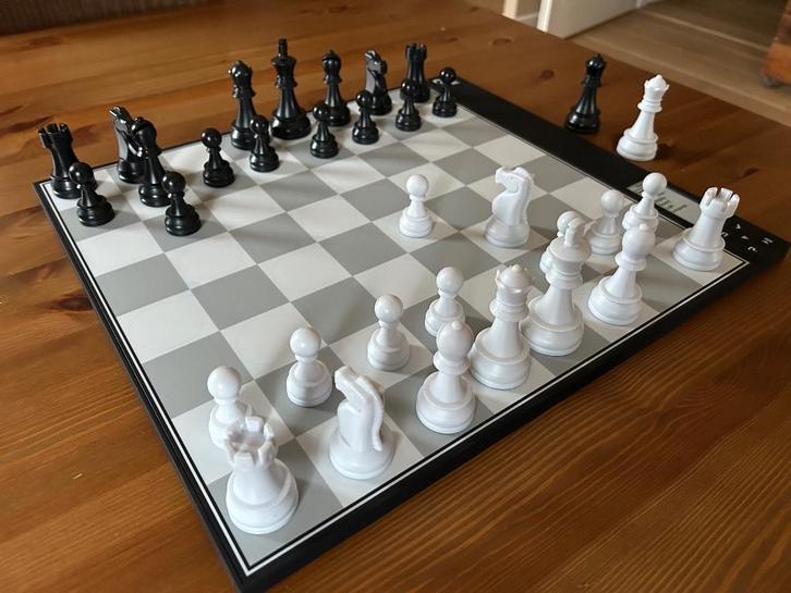 DGT Centaur schaakcomputer, Hobby en Vrije tijd, Gezelschapsspellen | Bordspellen, Zo goed als nieuw, Een of twee spelers, Ophalen