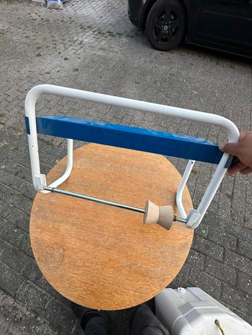 Wandhouder voor poetsrollen beschikbaar voor biedingen