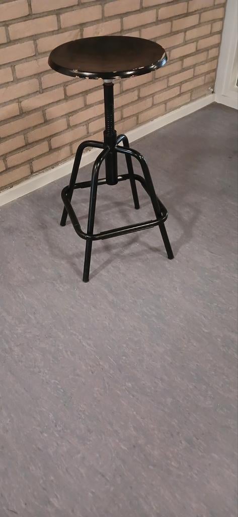 Industriële Kruk - Verstelbaar € 30,00, Huis en Inrichting, Barkrukken, Ophalen, Gebruikt, 60 tot 90 cm, 1 kruk