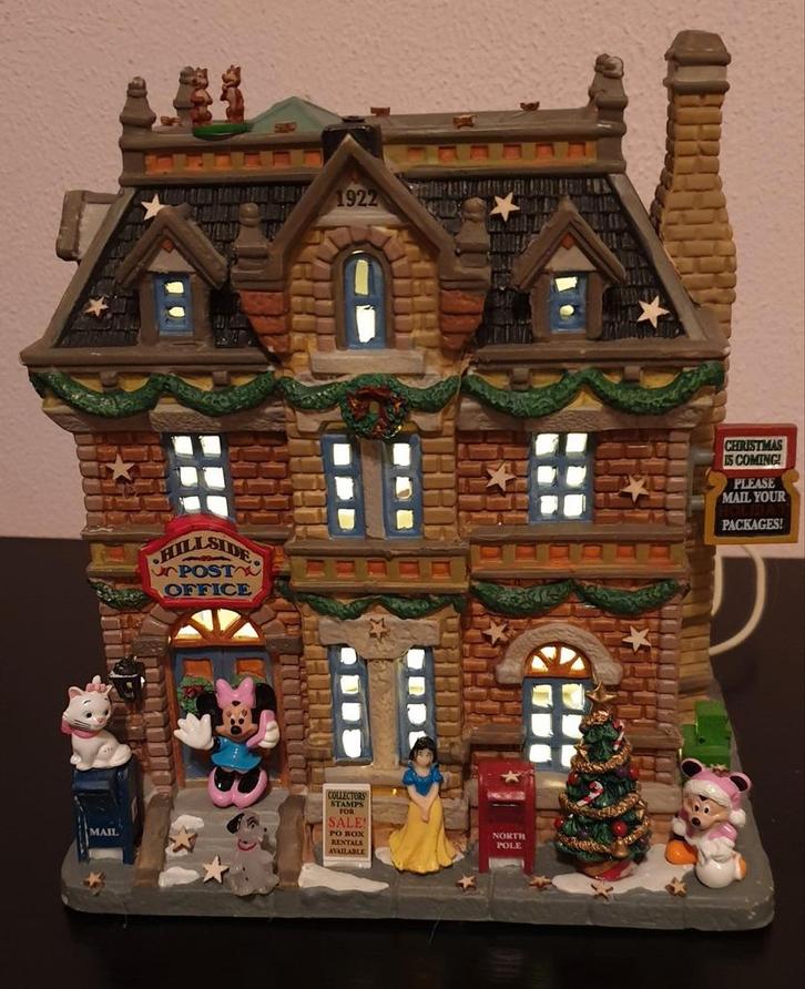Prachtig kersthuis met minnie,mickey,
Dalmatiers.Maria., Diversen, Kerst, Zo goed als nieuw, Ophalen of Verzenden