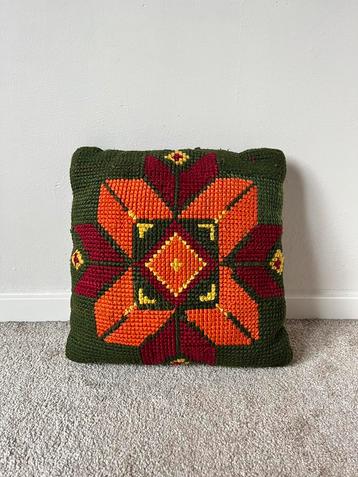Geborduurd vintage kussen, 31x32cm. 60s 70s retro boho beschikbaar voor biedingen