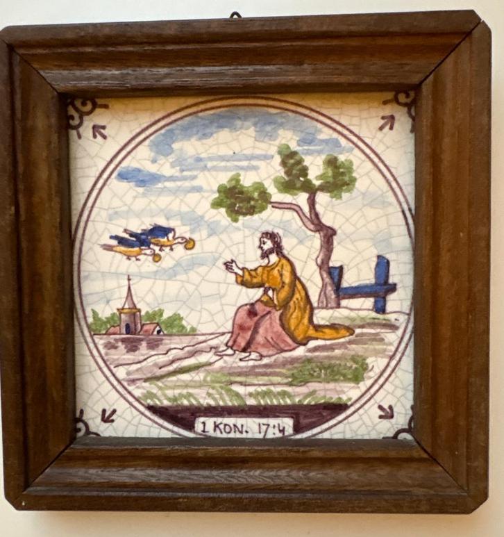 Handbeschilderde wandtegel/ Westraven 1 KON. 17:4 in lijstje, Antiek en Kunst, Antiek | Wandborden en Tegels, Ophalen of Verzenden