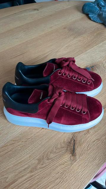 Dames schoen “Alexander McQUEEN” Rood beschikbaar voor biedingen