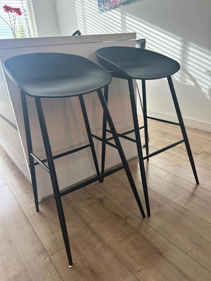 2 Zwarte barkrukken, Huis en Inrichting, Barkrukken, Zo goed als nieuw, 60 tot 90 cm, Metaal, 2 krukken, Met voetsteun, Ophalen