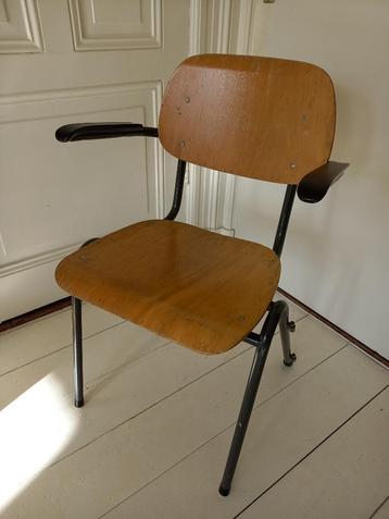 stoel - oude schoolstoel beschikbaar voor biedingen