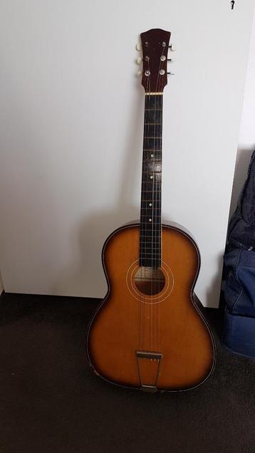 Gitaar met hoes beschikbaar voor biedingen