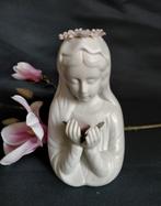 Mariabeeldje biscuit porselein met bloemenkrans, Antiek en Kunst, Antiek | Religie, Ophalen of Verzenden