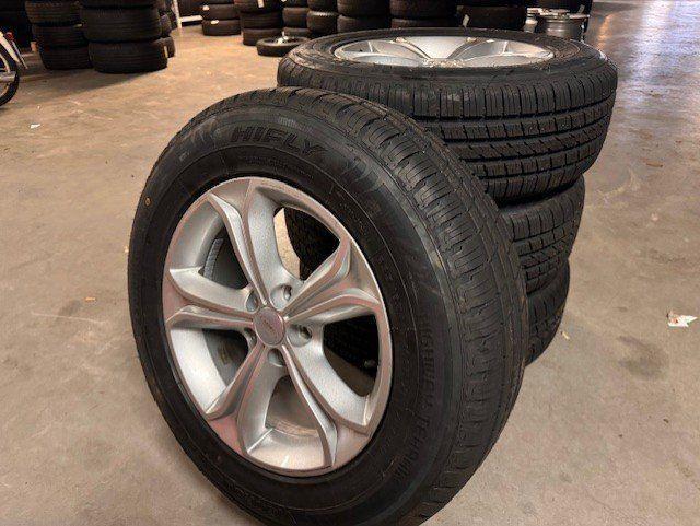 Land Rover velgen met band 4 stuks R17 Inch 235/65 All seaso, Auto-onderdelen, Banden en Velgen, Banden en Velgen, All Season