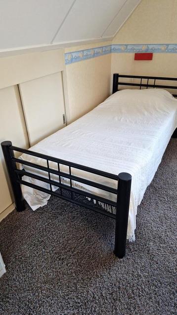 Metalen bed met matras beschikbaar voor biedingen