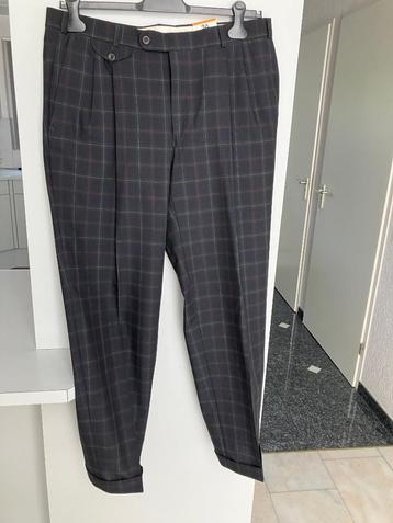 Pantalon Zwart, met rood geel accenten, maat 26 Nieuw beschikbaar voor biedingen