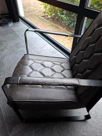 Stoere fauteuil met metalen frame en honingraatstiksel beschikbaar voor biedingen