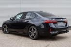 BMW i5 eDrive40 M Sport / Panoramadak / Adaptieve LED / M Mu, Auto's, BMW, Automaat, 2095 kg, Achterwielaandrijving, Zwart