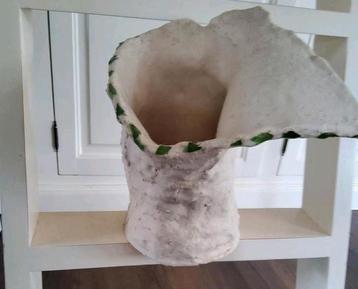 landelijke vas van witte klei met gedecoreerde rand, 26 cm h beschikbaar voor biedingen