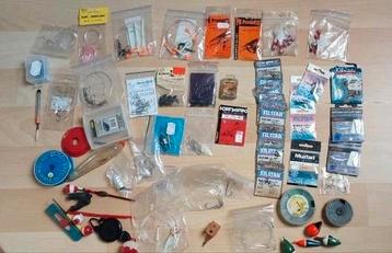 Partij visspullen haken onderlijnen dobbers afhouden lijnen. beschikbaar voor biedingen