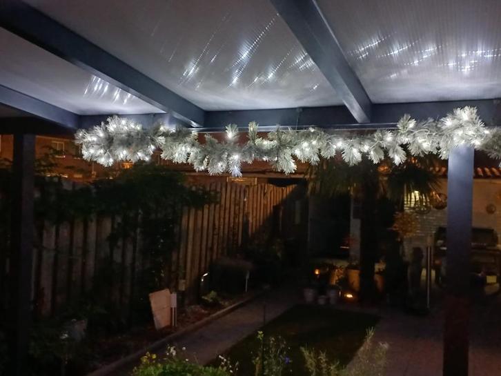 Natuurgetrouwe kerst guirlande / 96 fel witte LED lampjes, Diversen, Kerst, Zo goed als nieuw, Ophalen of Verzenden