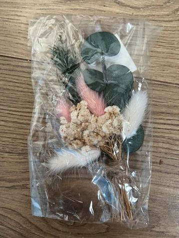 Corsages droogbloemen 12 stuks beschikbaar voor biedingen
