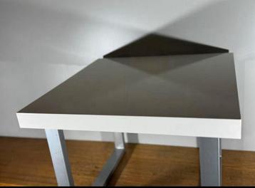 Vintage wit grijze kunststof (salon)tafel.271 beschikbaar voor biedingen