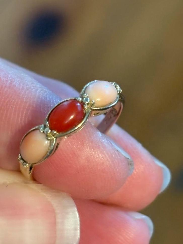 Vintage 14 karaat gouden ring met bloedkoraal, Sieraden, Tassen en Uiterlijk, Ringen, Zo goed als nieuw, Dame, 18 tot 19, Oranje