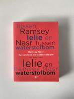 (Gesigneerd) Ramsey Nasr - Tussen lelie en waterstofbom, Ophalen of Verzenden, Zo goed als nieuw