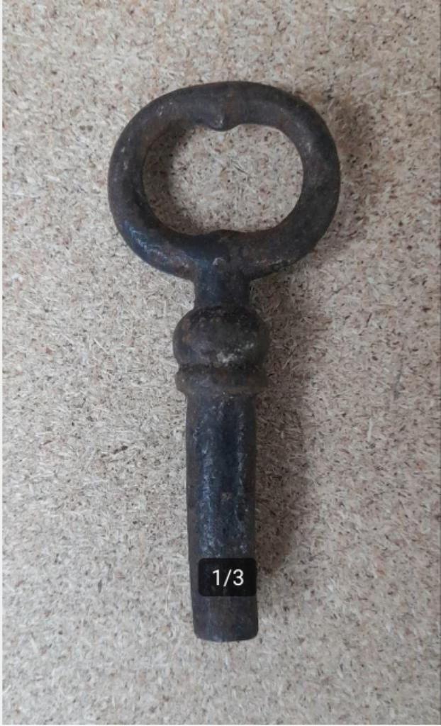 Oude sleutel wikkelsleutel kloksleutel bodemvondst., Antiek en Kunst, Antiek | Gereedschap en Instrumenten, Ophalen of Verzenden