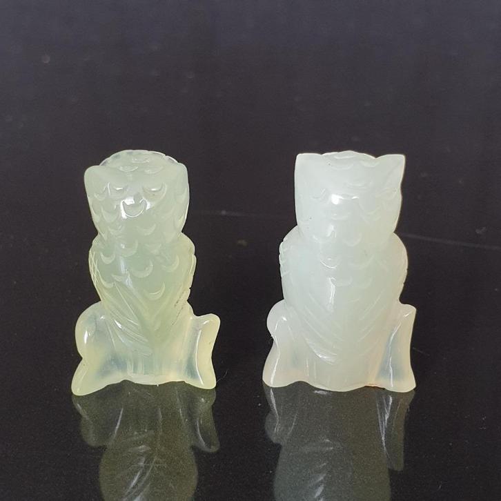 Vintage 2 jade kleine handgesneden uilensculpturen, Verzamelen, Mineralen en Fossielen, Mineraal, Ophalen of Verzenden