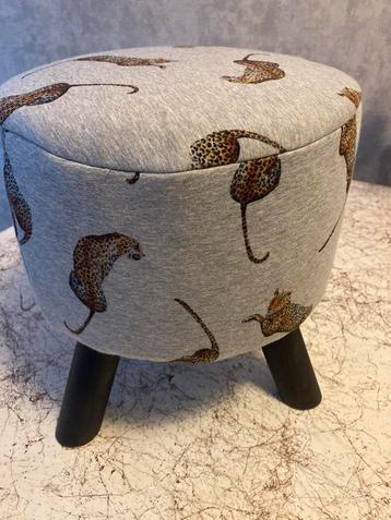 Leuke poef met luipaardprint diameter 30 hoogte 35 cm beschikbaar voor biedingen