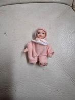 poppenhuis miniaturen porseleinen popje baby 5 cm, Verzamelen, Poppenhuizen en Toebehoren, Ophalen of Verzenden, Zo goed als nieuw