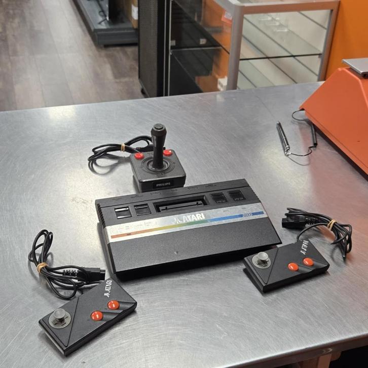 Atari 2600 PAL Inclusief 2 Controllers en Joystick, Spelcomputers en Games, Spelcomputers | Atari, Zo goed als nieuw
