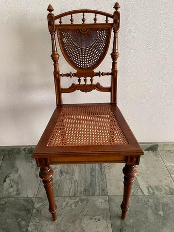 Antiek stoeltje met Weens vlechtwerk beschikbaar voor biedingen