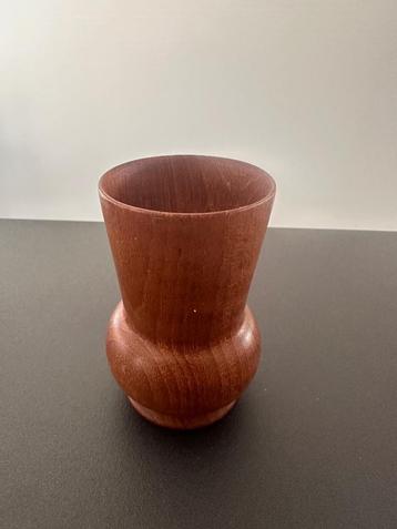 Teak houten vaasje beschikbaar voor biedingen