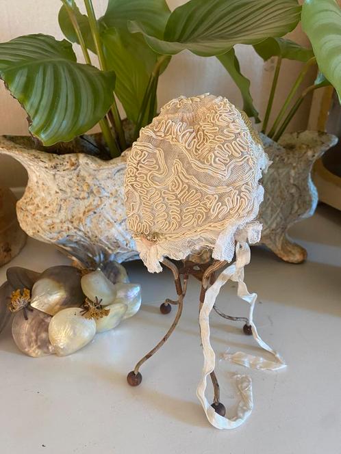 Kanten kinder bonnet, Antiek en Kunst, Antiek | Kleding en Accessoires, Ophalen of Verzenden