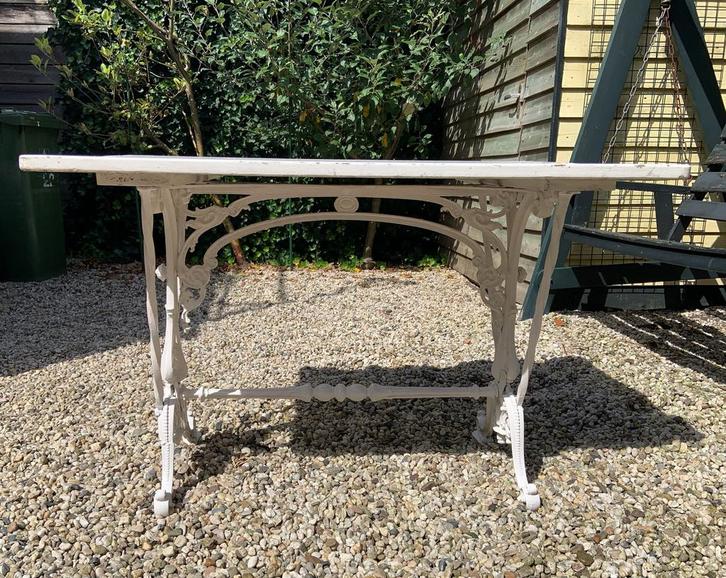 Tuintafel antiek, wit, houten blad, onderstel van metaal., Tuin en Terras, Tuintafels, Ophalen of Verzenden